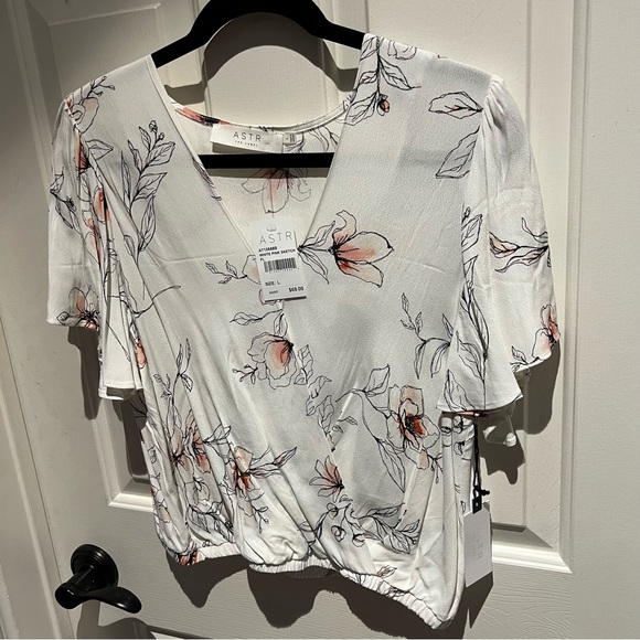 BNWT ASTR the label Wrap Floral Blouse - Picture 3 of 4